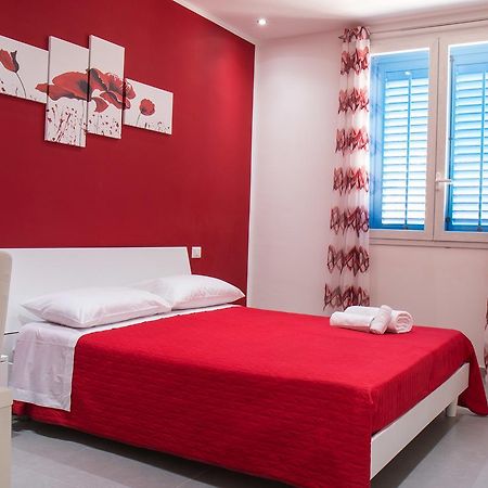 L'Isola Del Sole Bed & Breakfast Кастелуцо Екстериор снимка