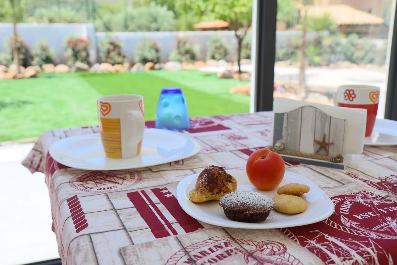 L'Isola Del Sole Bed & Breakfast Кастелуцо Екстериор снимка