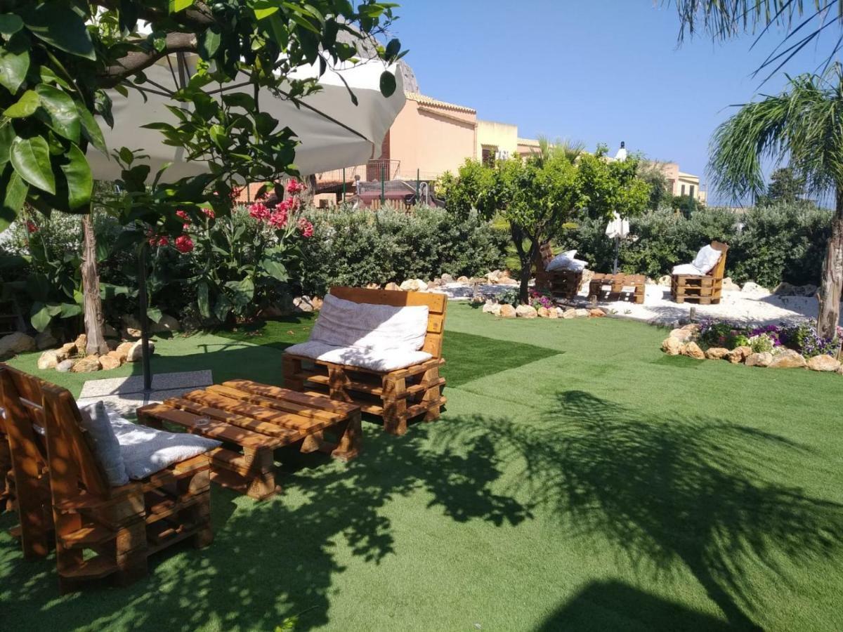 L'Isola Del Sole Bed & Breakfast Кастелуцо Екстериор снимка
