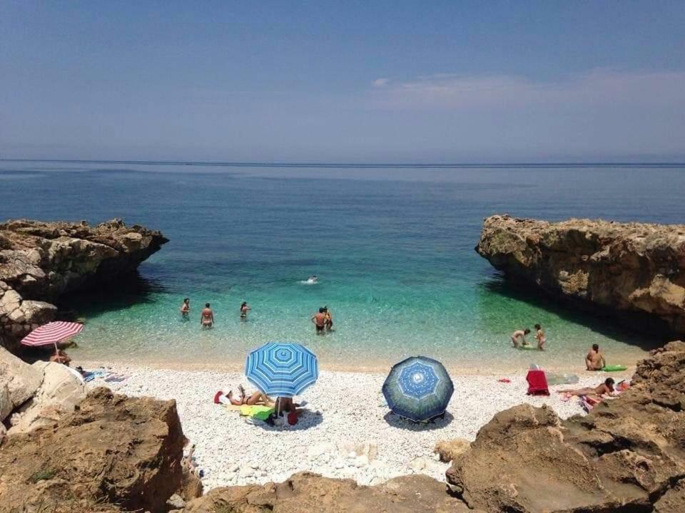 L'Isola Del Sole Bed & Breakfast Кастелуцо Екстериор снимка