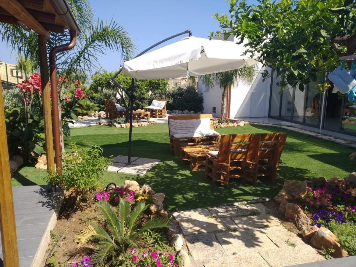 L'Isola Del Sole Bed & Breakfast Кастелуцо Екстериор снимка